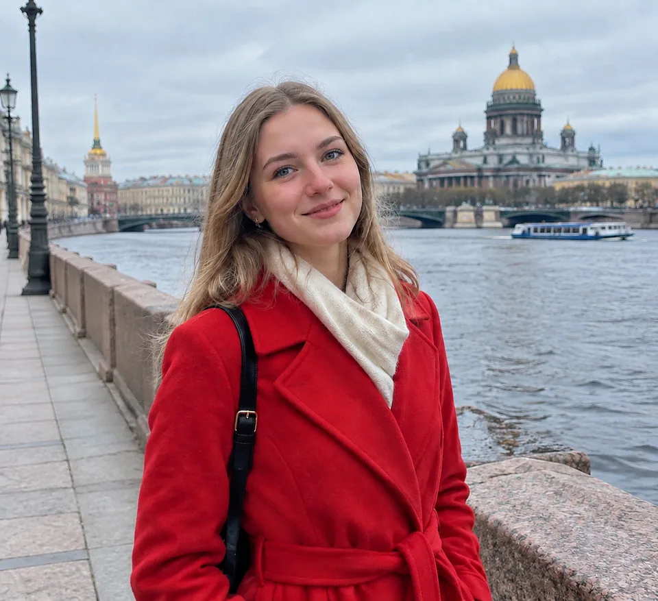 То же фото без прохожего: набережная за спиной восстановлена