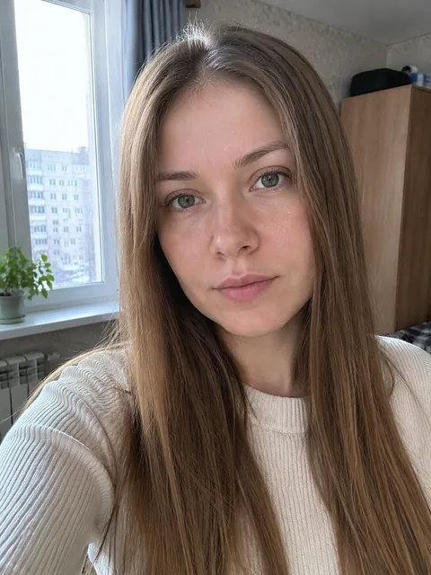 Исходное фото: девушка с длинными прямыми русыми волосами